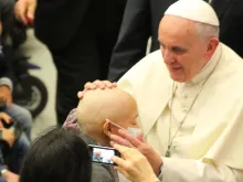Papa Francisco abençoa um enfermo na Sala Paulo VI.