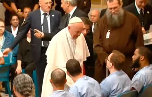 Imagem referencial: Papa Francisco saudando alguns detentos de uma prisão na Filadélfia, durante a sua visita aos Estados Unidos em 2015. Captura Youtube.