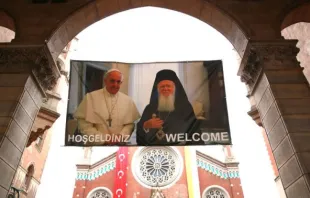 Cartaz com foto do Papa Francisco e o Patriarca Bartolomeu, na Turquia.