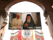 Cartaz com foto do Papa Francisco e o Patriarca Bartolomeu, na Turquia.