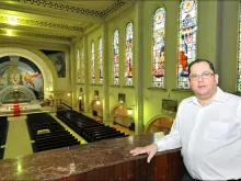 Frei Evaldo Xavier, ao fundo a Igreja Nossa Senhora do Carmo