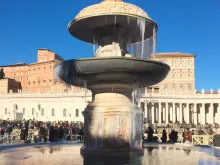 Uma das fontes da Praça de São Pedro com água congelada pelo intenso frio em Roma.