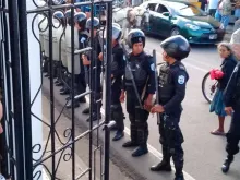 Polícias do regime de Daniel Ortega do lado de fora da Paróquia de São Miguel Arcanjo, de Masaya. Crédito: Cortesia de Masaya al Día.