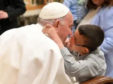 Criança da Fundação "Mãe da Esperança" saúda o papa Francisco