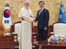 Dom Paul Richard Gallagher e o presidente da Corea del Sur, Moon Jae-in.