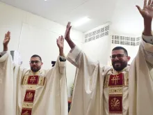 Padres Emerson e Henrique Aguiar