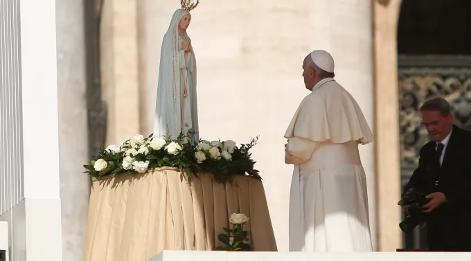 General_Audience_Wednesday_13_May_2015__Pope_Francis_with_Our_Lady_of_Fatima_3_Daniel_Ibanez_1.jpg ?? 