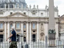 Praça de São Pedro fechada por coronavírus.