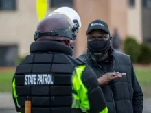 Manifestante discute com policial em Minneapolis