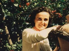 A icônica foto de Santa Gianna Beretta Molla em seu jardim