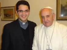 Gleison de Paula Souza com o papa Francisco em 2014
