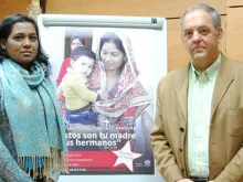 Gloria Safdar, cristã paquistanesa, e Javier Ros, diretor da ACN Espanha.