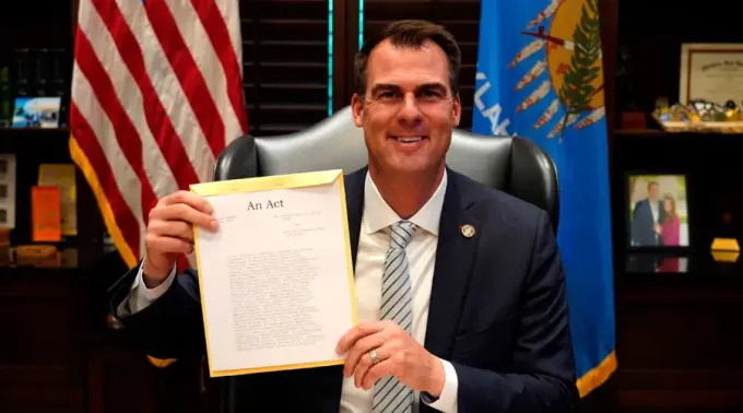 GobernadorOklahoma_040522.webp ?? 