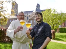 O cervejeiro da abadia, padre Karel Stautemas, e o mestre cervejeiro Marc-Antoine Sochon brindam à inauguração da Grimbergen Abbey Brewery na Bélgica