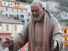 Estátua do padre Pio