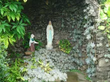 Gruta de Nossa Senhora de Lourdes no Carmelo de São José, em Três Pontas 
