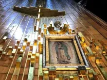 Imagem de Nossa Senhora de Guadalupe em seu santuário no México