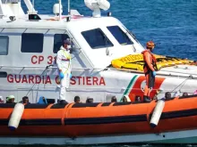 Guarda Costeira Italiana trabalhando no resgate de migrantes