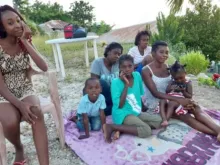 Mulheres e crianças haitianas 