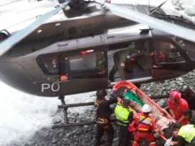 Um helicóptero ajuda no resgate.