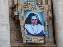 Imagem de Irmã Dulce na fachada da Basílica de São Pedro