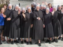 Irmãzinhas dos Pobres do lado de fora da Suprema Corte.