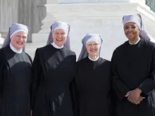 Irmãzinhas dos Pobres do lado de fora da Suprema Corte dos Estados Unidos
