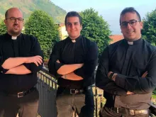 Roberto De Angelis e os gêmeos Carmine e Ferdinando De Angelis. Crédito: Avvenire