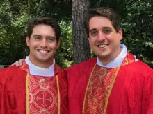 Pe. Connor (esquerda) e Pe. Peyton Plessala. Crédito: Catholic News Agency (Agência em inglês do grupo ACI)