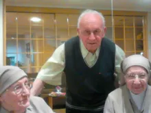 Abaixo à direita, a Irmã Leonilda junto com outra religiosa e religioso.