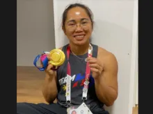 A levantadora de peso Hidilyn Diaz com sua medalha de ouro e a Medalha Milagrosa 