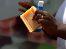 Material básico de higiene para evitar o contágio de Ebola. Crédito: Flickr UNICEF Guiné (CC-BY-NC-2.0)