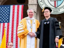 O presidente da Catholic University of America com Sebastien Lei, filho de Jimmy Lai