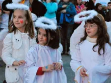 Meninas vestidas de anjos na celebração de Holywins, Alcalá de Henares (Espanha).