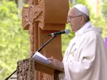 Papa lê a homilia na Missa.
