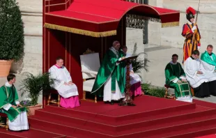 Papa pronuncia a homilia.