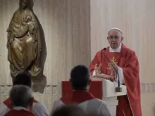 Papa pronuncia a homilia.