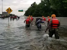 Soldados da Guarda Nacional do Texas ajudam os moradores de Houston atingidos pelas inundações provocadas pelo furacão Harvey na região.