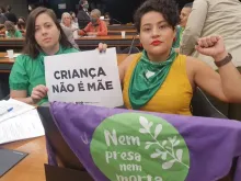Deputadas Sâmia Bomfim (PSOL-SP) e Vivi Reis (PSOL-PA) durante debate sobre o Estatuto do Nascituro na Câmara dos Deputados.