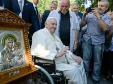 Papa Francisco presenteia centro de acolhimento com ícone da Virgem