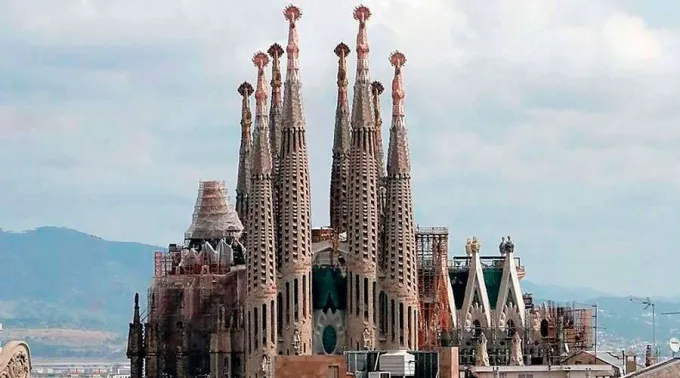 Iglesia-Sagrada-Familia-Wikipedia-100619.jpg ?? 