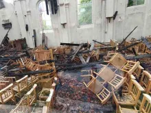 Danos na paróquia de São Paulo, em Corbeil-Essonnes, após incêndio. Crédito: Cortesia Paróquia de São Paulo