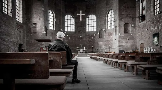 Iglesia-con-pocos-fieles-Pixabay-21-03-19.jpg