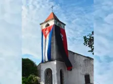 A bandeira de Cuba e a do Movimiento 26 de Julio em uma igreja em Cuba. Crédito: Diocese de Santa Clara