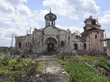 Igreja destruída em um bombardeio no leste da Ucrânia.