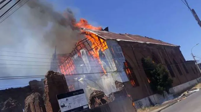 IglesiaSanFranciscoCuricoIncendio_DiocesisTalca281119.jpg ?? 