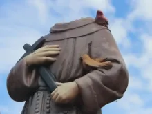 Estátua de um santo vandalizada nos EUA