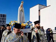 Imagem peregrina de Nossa Senhora de Fátima é recebida em Lviv.