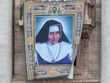Imagem de Irmã Dulce na Praça de São Pedro, no dia da canonização 