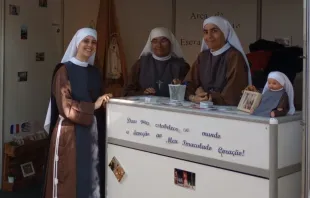 Irmãs da Fraternidade Arca de Maria na Feira Vocacional da JMJ Lisboa 2023. Foto: Natalia Zimbrão